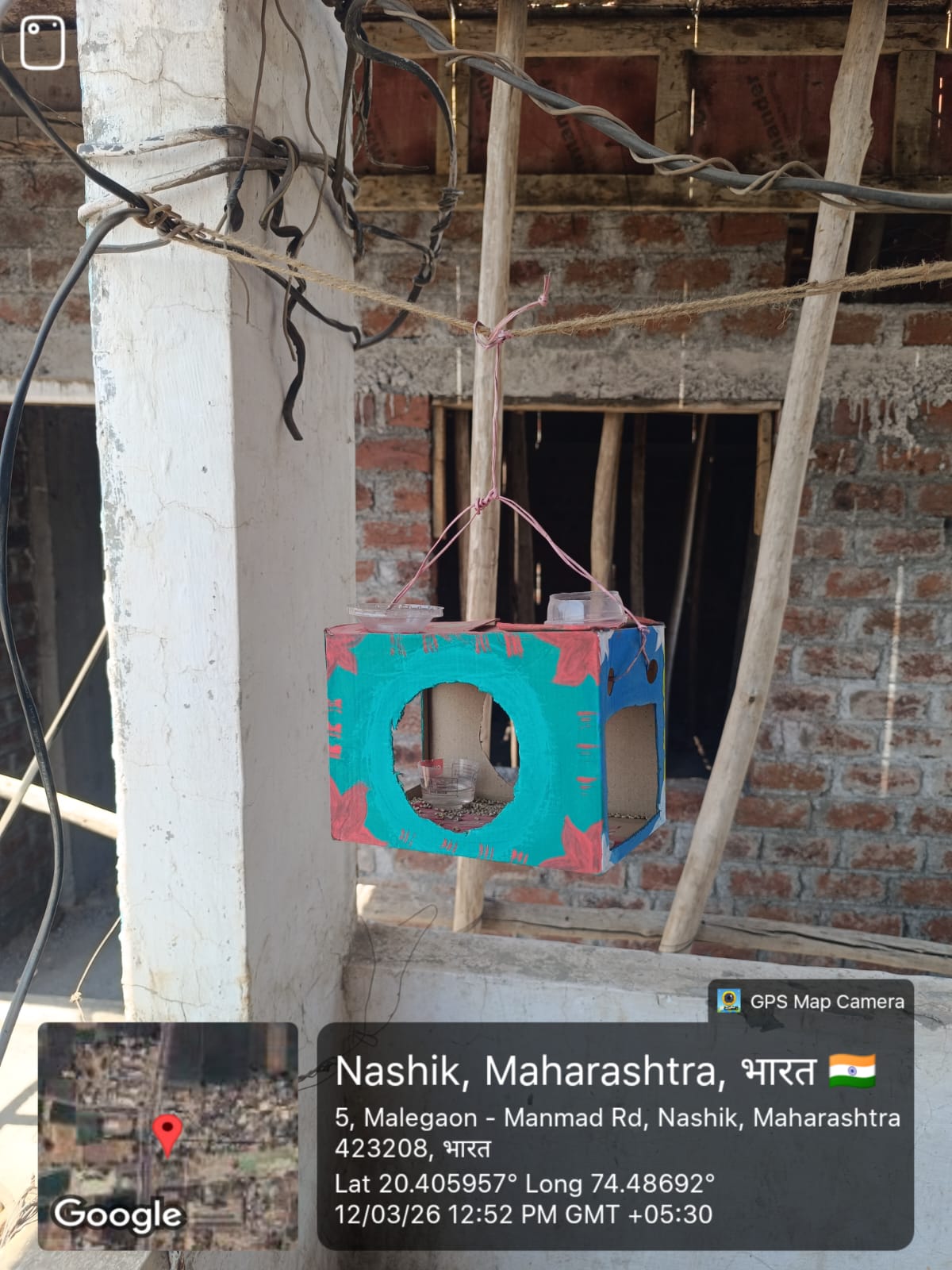 नाविन्य उपक्रमा अंतर्गत पक्षी साठी पाणी व दाने टाकण्याची सोय 