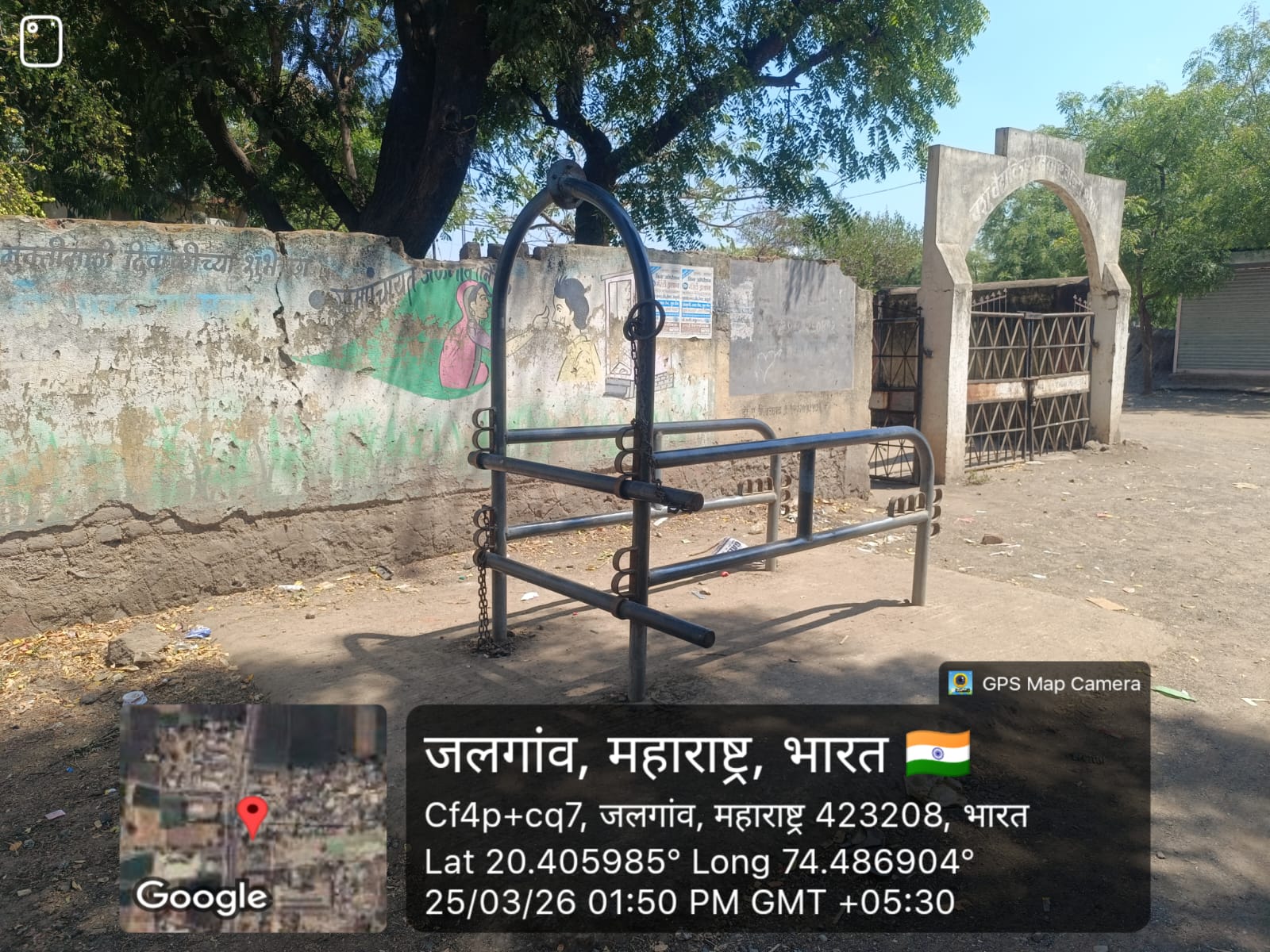 पशुवैद्यकीय दवाखाना येथे जनावरांसाठी खोडा 